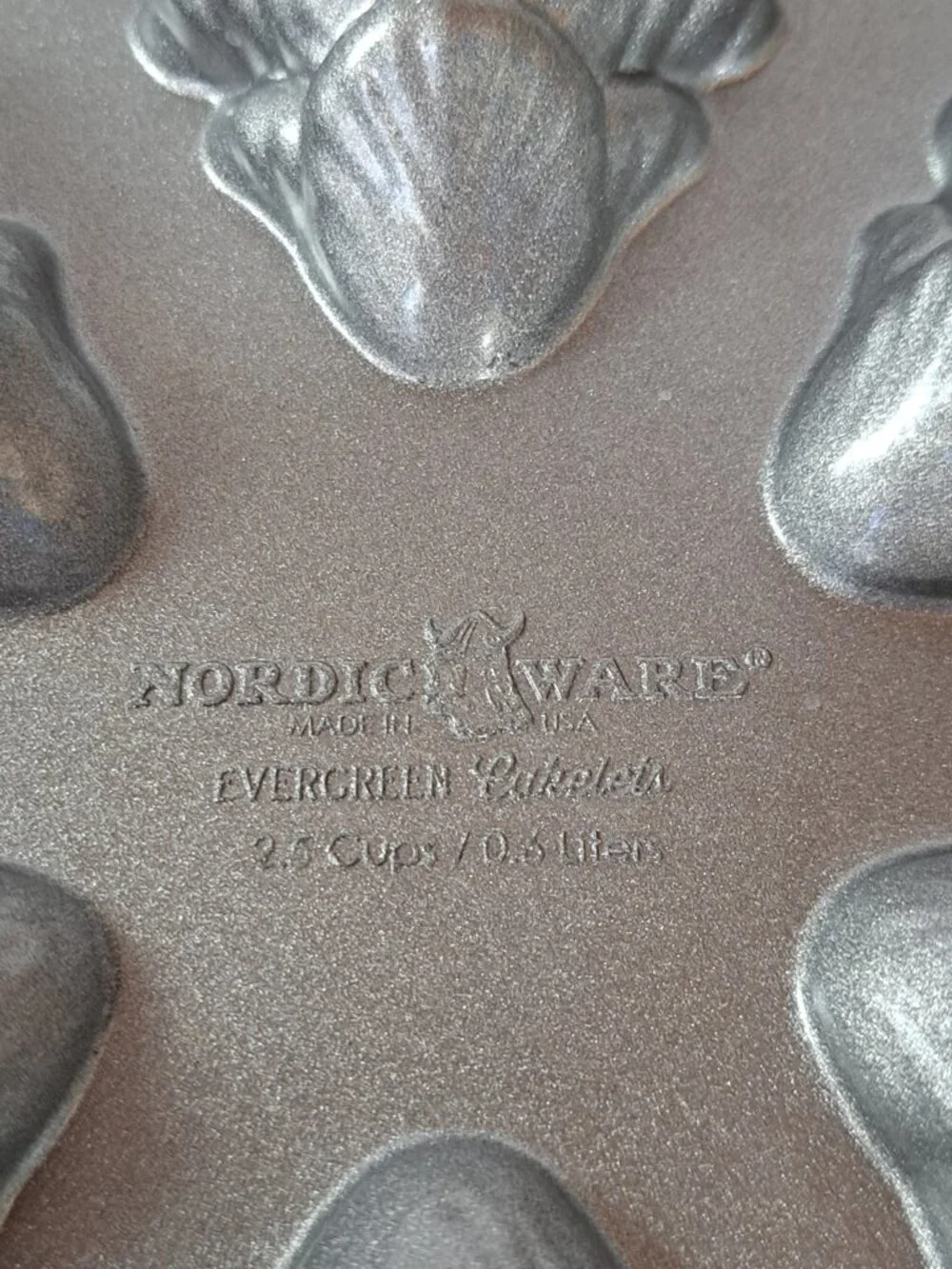 NordicWare Evergreen Cakelets Mold Pan 2.5 Cups Christmas Tree Cast Aluminum
